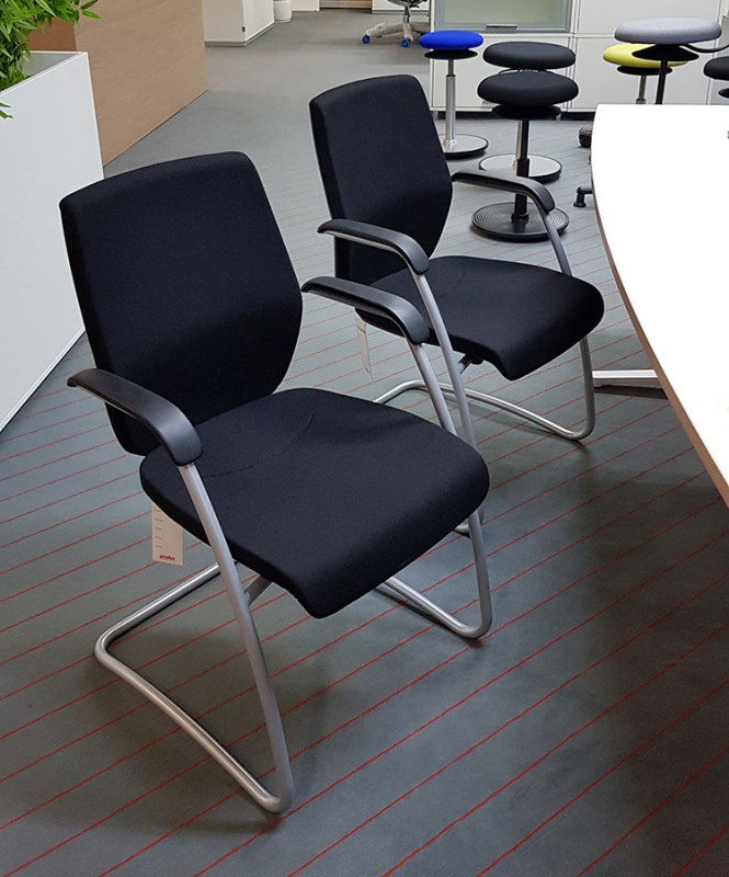 2 Freischwinger Besucherstühle