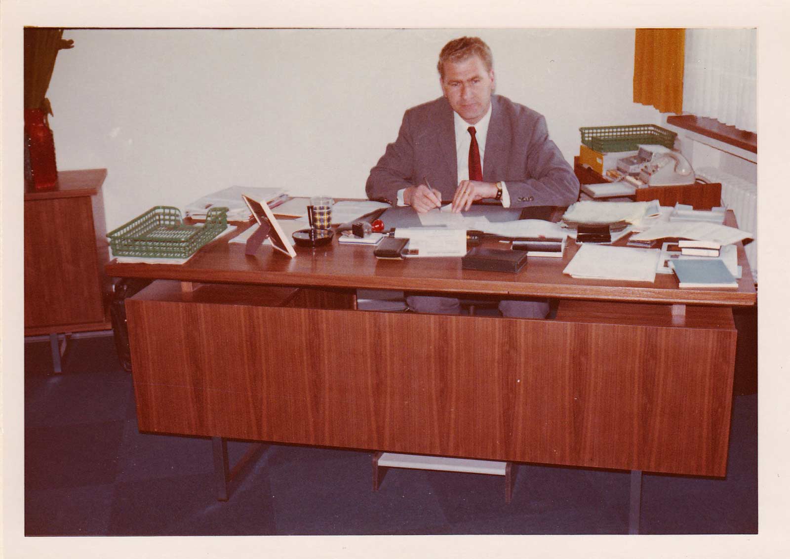 Seniorchef Felix Schneider am Schreibtisch