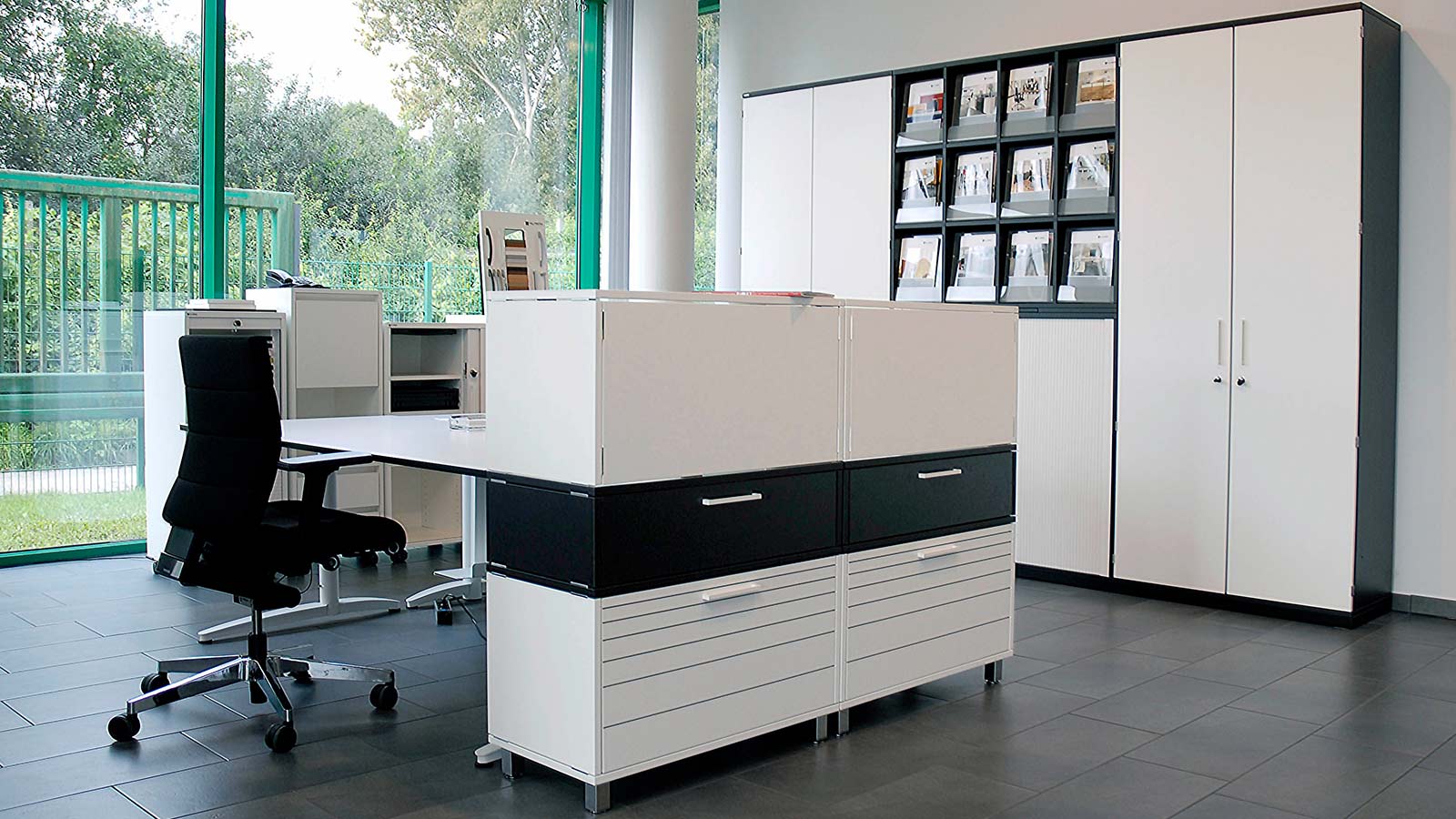 hoher Büroschrank und halbhoher Büroschrank Compona von Palmberg