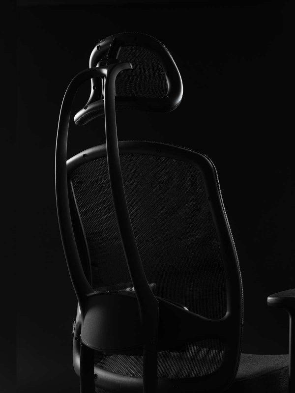 Black Edition AluMedic von Wagner Ansicht hinten rechts 45 Grad Ausschnitt Netzrückenlehne mit Kopfstütze orthopädischer Bürostuhl