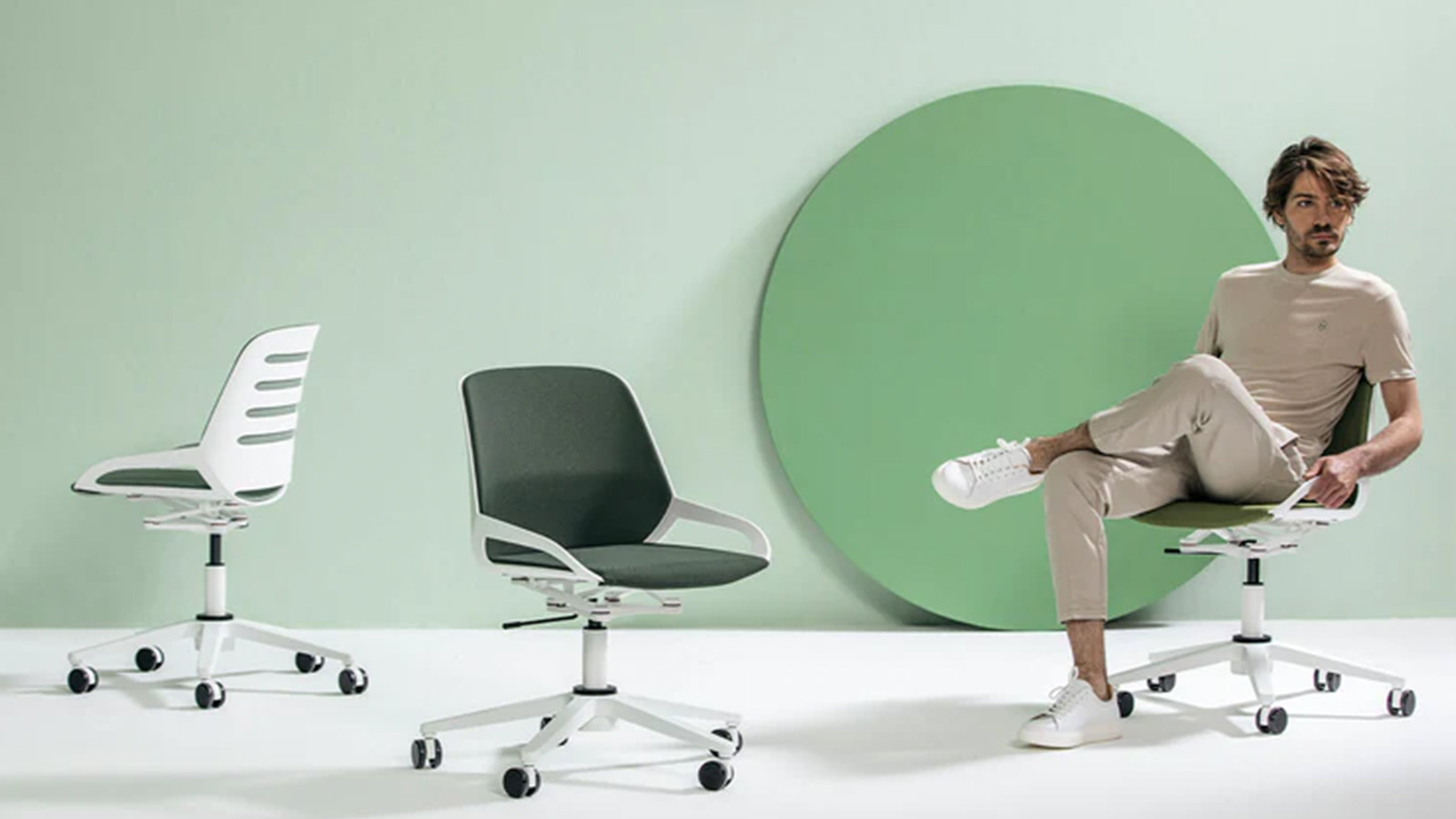 Bürostuhl Numo Task von Aeris Gestell weiß Std. Sitz-/Rückenlehnenpolster grün 3 Stühle 1 Person