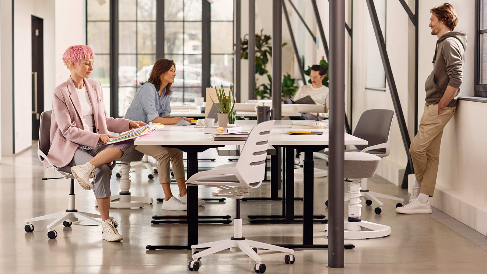 Bürostuhl Aeris Numo Task am Besprechungstisch mit 4 Personen weißes Gestell Std. grau-beige farbene Polster