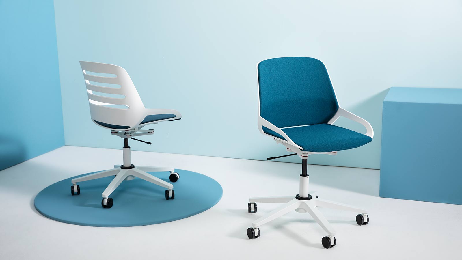Bürostuhl "Numo Task" von Aeris Gestell Std weiß, Sitz-/Rückenpolster blau 2 Stühle