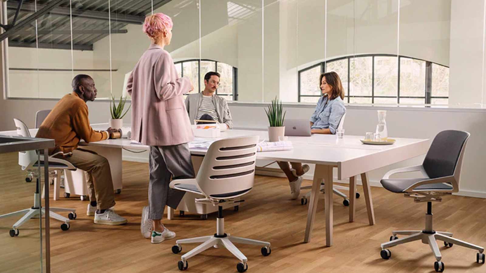 Besprechungssituation mit 4 Personen und weißen Numo Task Bürostühlen weißes Gestell Std. graue Polster