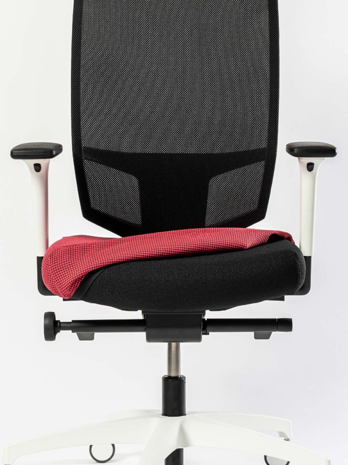 Bürostuhl @-Just evo mit roter Sitzflächen-Husse von Dauphin
