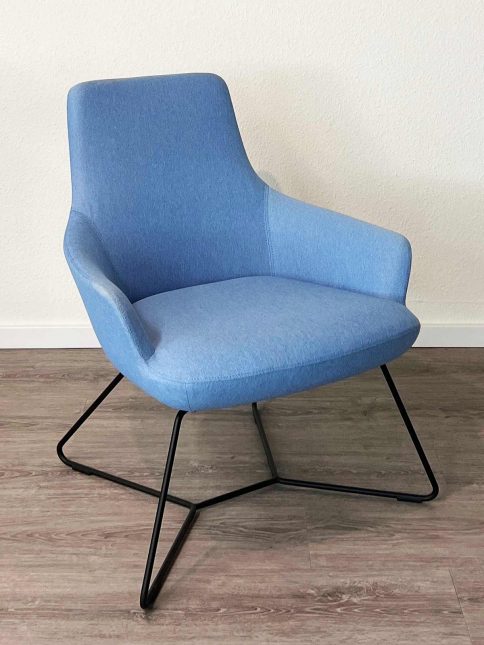 Schnäppchen-Angebot 2 Lounge-Sessel hellblau, Metall Stuhlbein-Gestell schwarz