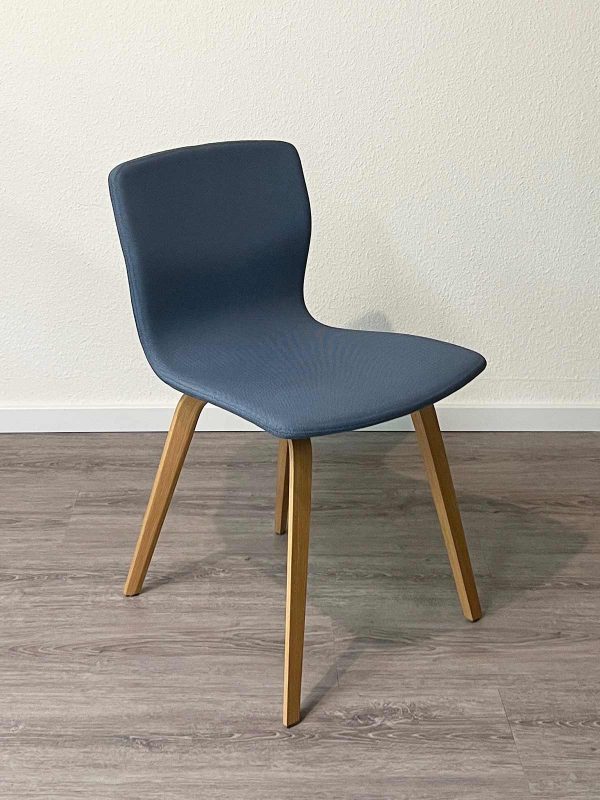 Schnäppchen-Angebot 35 Stuhl Besucherstuhl Esstisch-Stuhl Sitzfläche und Rückenlehne gepolstert taubenblau mit Echtholz-Stuhlbeinen