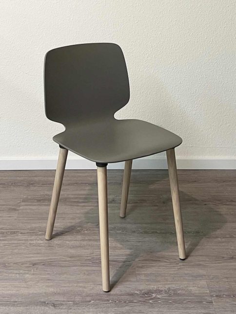 Schnäppchen-Angebot 43 Stuhl Besucherstuhl Esstischstuhl grau mit Holzbeinen
