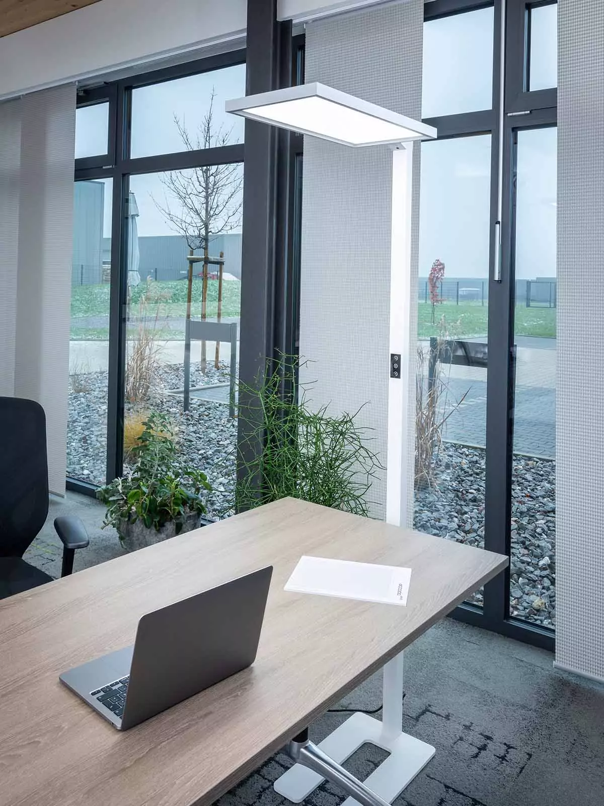 Büro LED Stehleuchte ALEGRA weiß am Arbeitsplatz