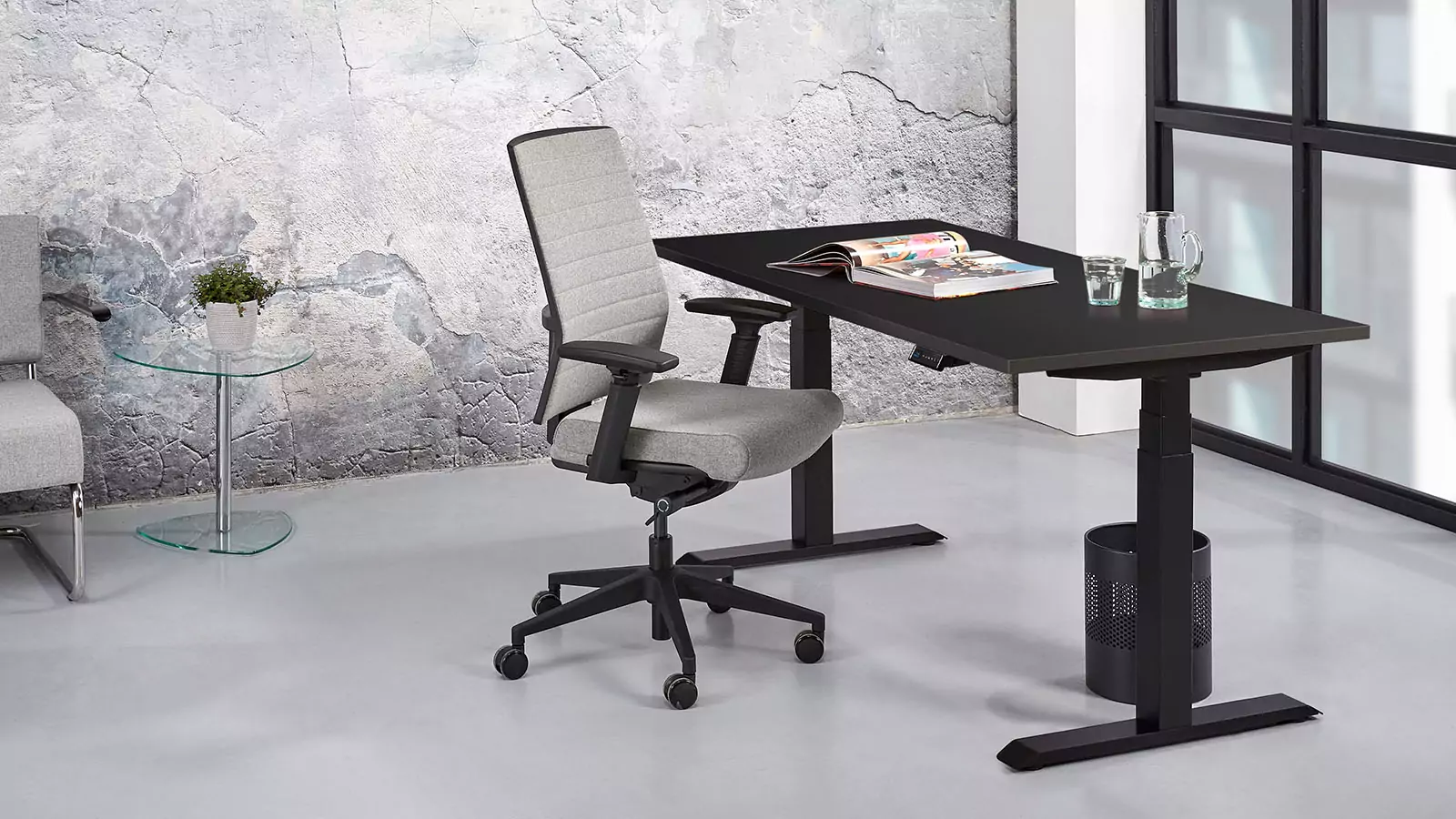 @-MOVE Sitz-/Steh-Tisch, Tisch-Platten-Dekor "Anthrazit Eiche", Gestell "Schwarz"-farben, runter gefahren, Ambiente