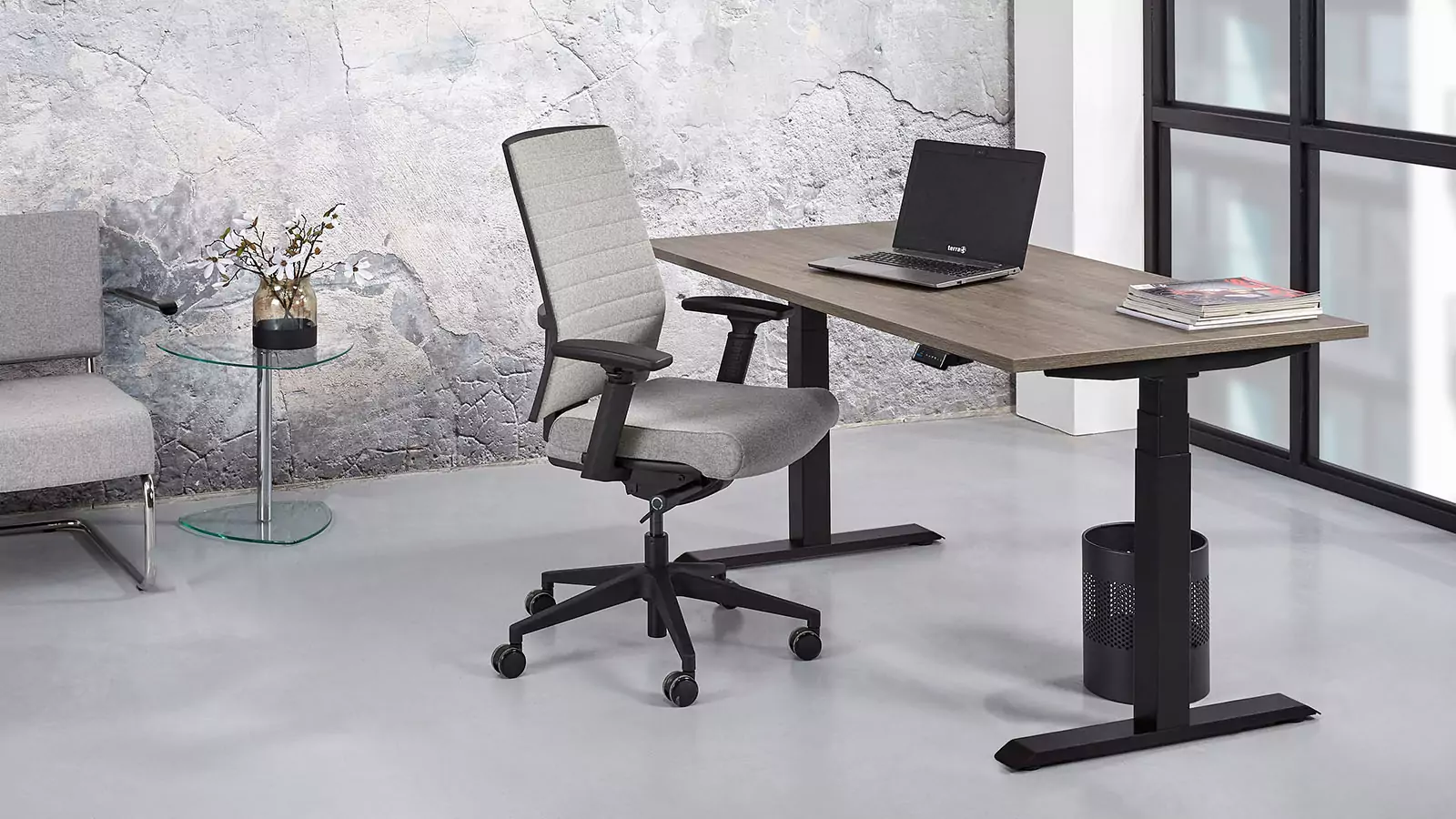 @-MOVE Sitz-/Steh-Tisch, Tisch-Platten-Dekor "Robson Eiche", Gestell "Schwarz"-farben, runter gefahren , Ambiente