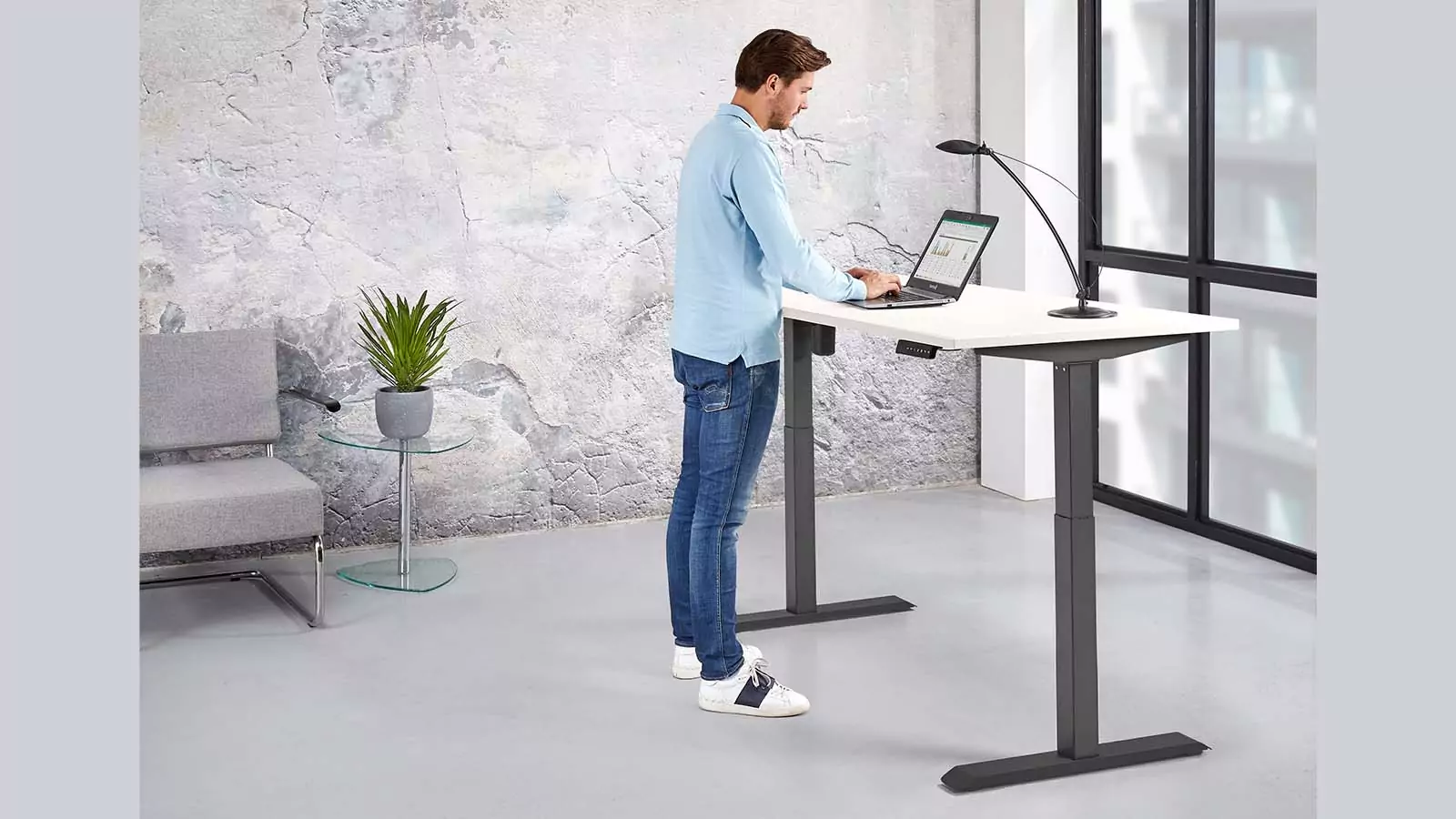 Demonstration Arbeiten in stehender Position Schublade am @-MOVE Sitz-/Stehtisch